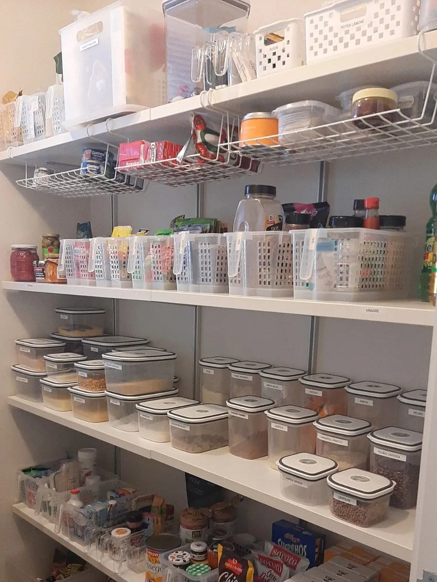 Ambiente residencial organizado com estética funcional