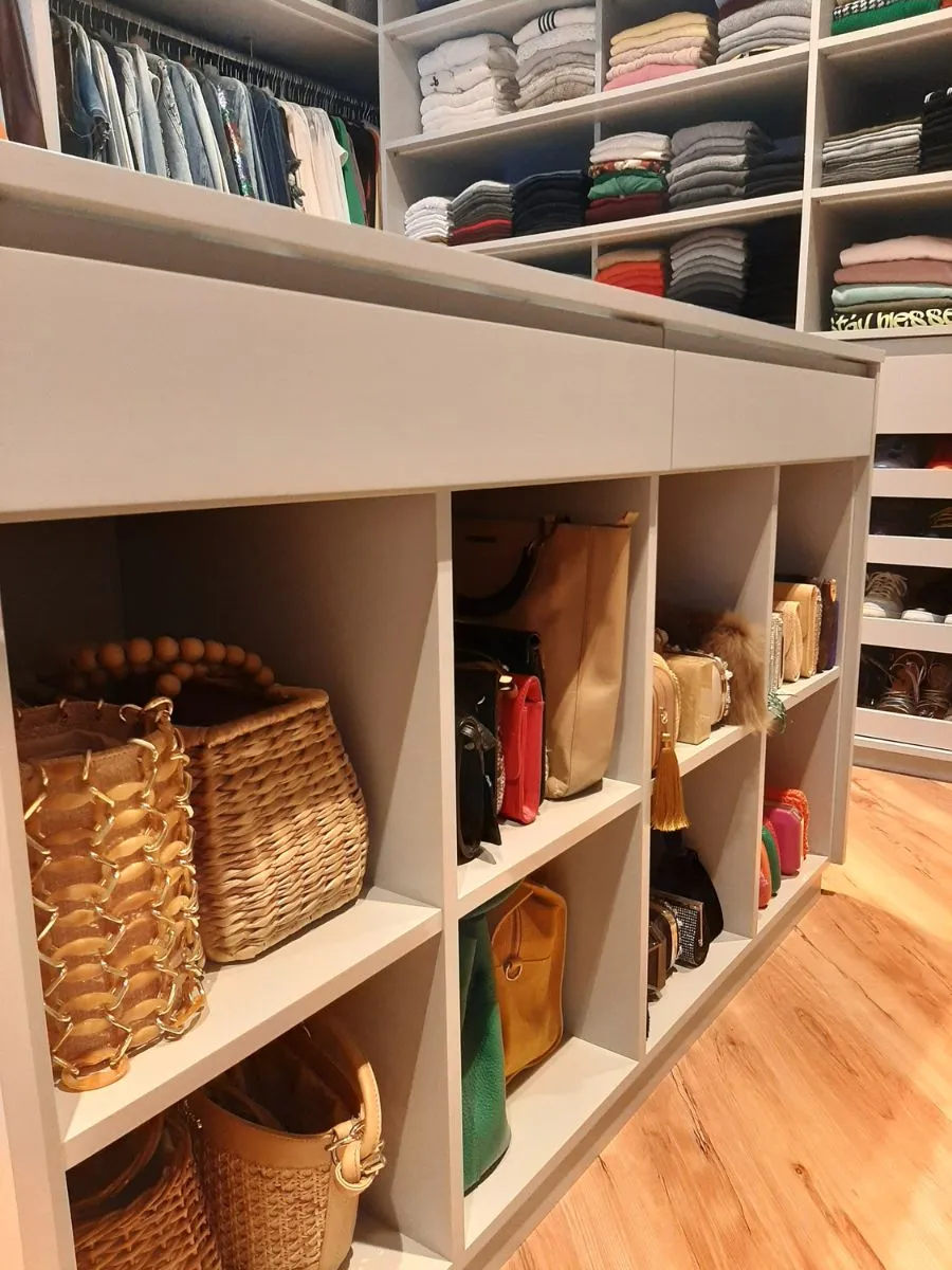Closet organizado por Angela Marconato Personal Organizer em Guarapuava