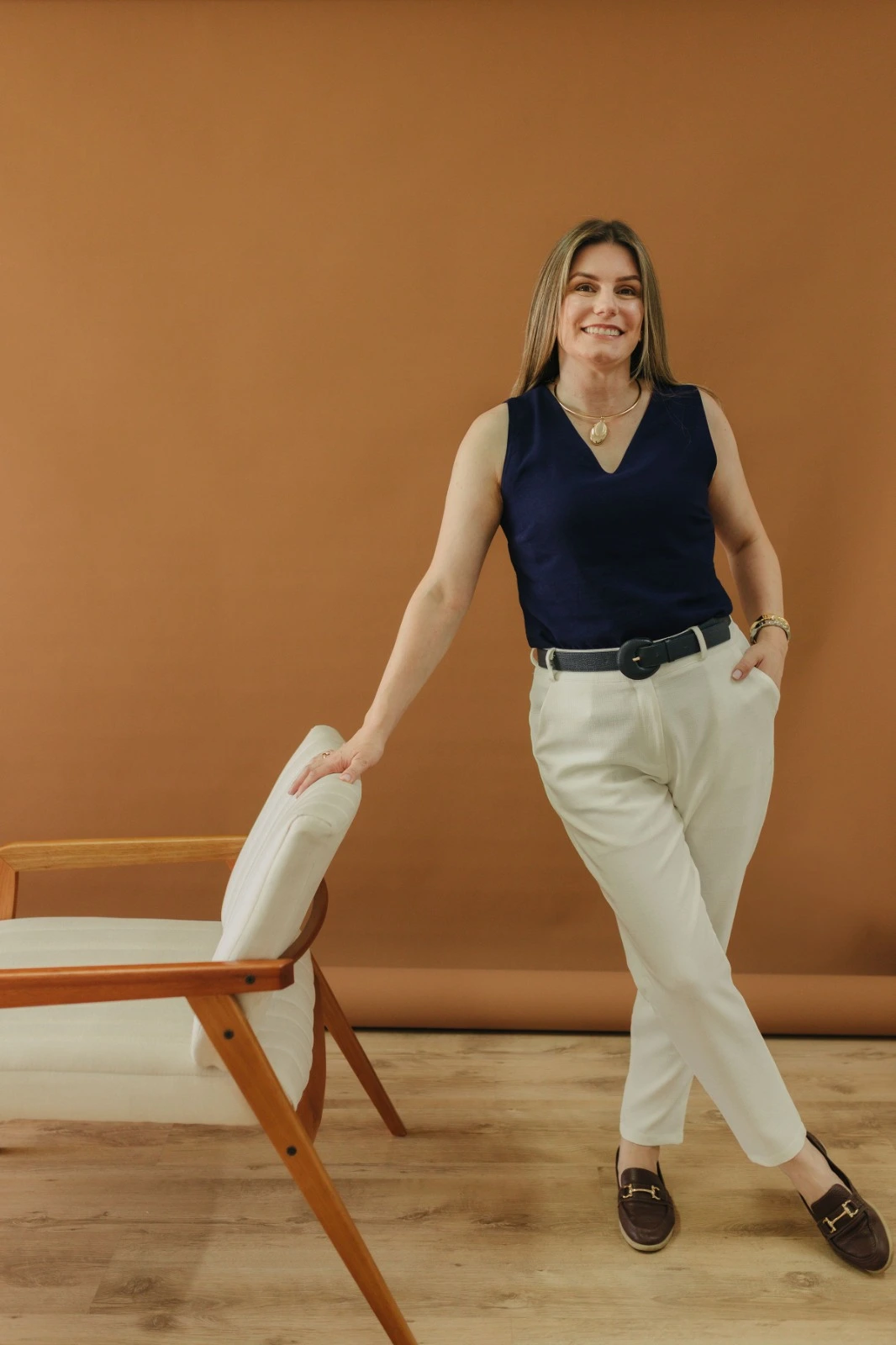 Angela Marconato em ambiente organizado